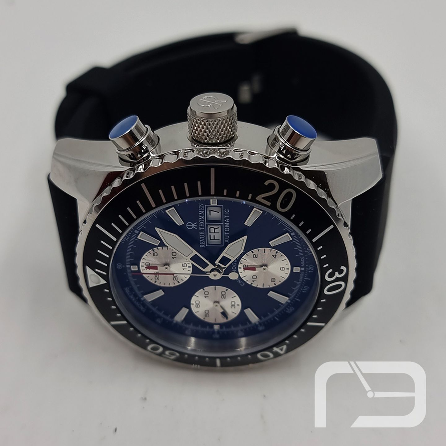 Revue Thommen Diver's Day-Date Chronograph 17030.6525 (2024) - Zwart wijzerplaat 45mm Staal (6/8)