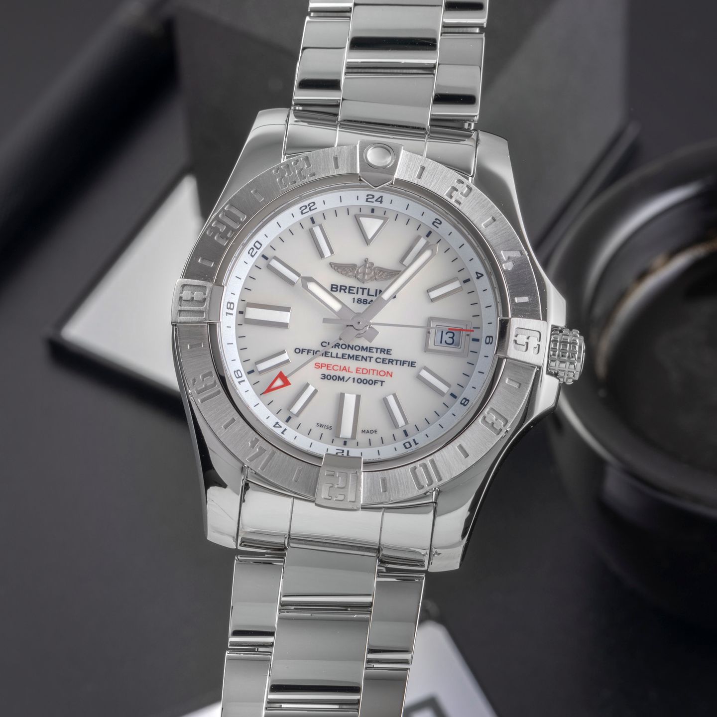 Breitling Avenger II GMT A32390 (2019) - Silver dial 43 mm Steel case (3/8)