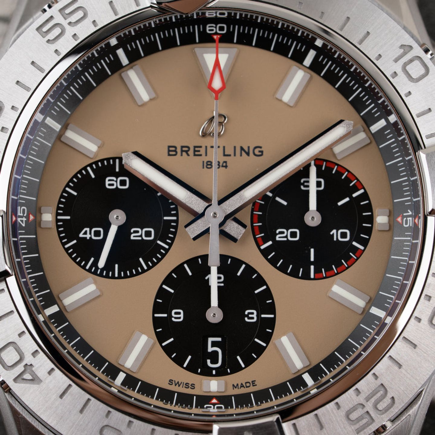Breitling Avenger AB0147101A1X1 (2026) - Beige wijzerplaat 44mm Staal (3/8)