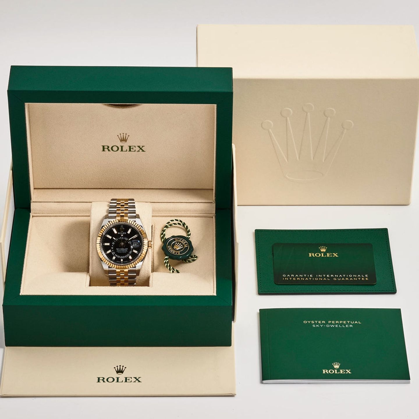 Rolex Sky-Dweller 326933 (2022) - Black dial 42 mm Gold/Steel case (5/5)