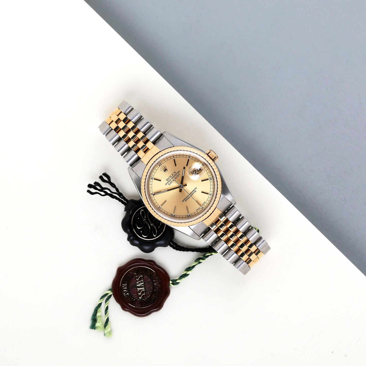 Rolex Datejust 36 16233 (2003) - Champagne wijzerplaat 36mm Goud/Staal (2/8)