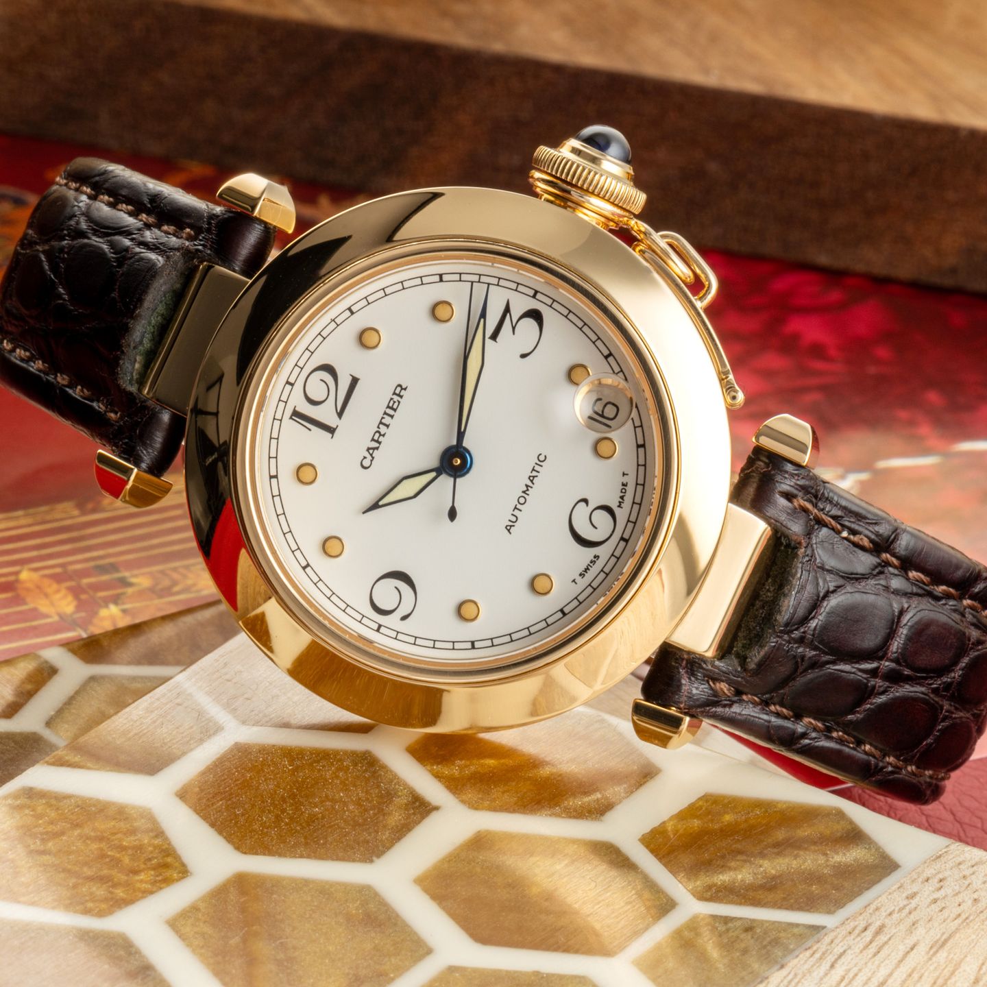 Cartier Pasha W31035T6 (1995) - Silver dial 38 mm Yellow Gold case (2/8)