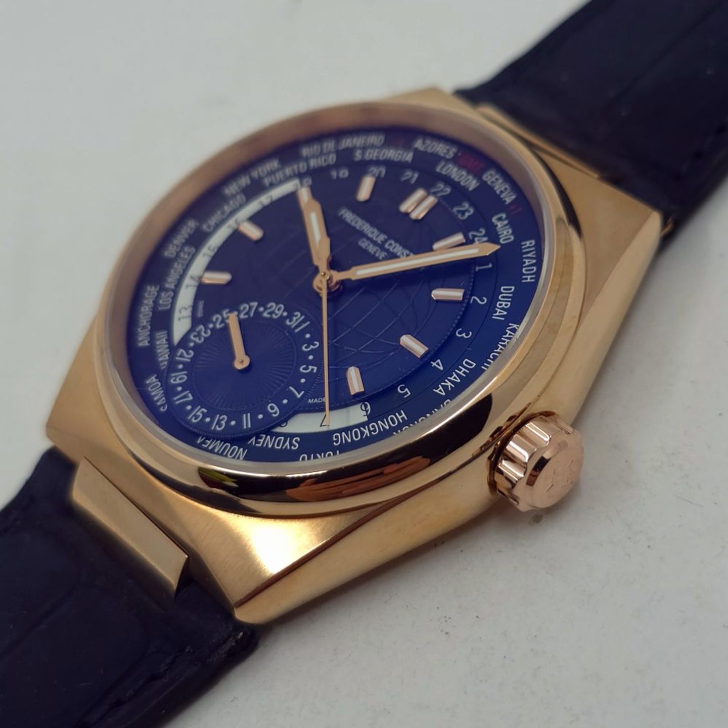 Frederique Constant Manufacture Worldtimer FC-718BL4NH9 (2025) - Zwart wijzerplaat 20mm Staal (3/8)