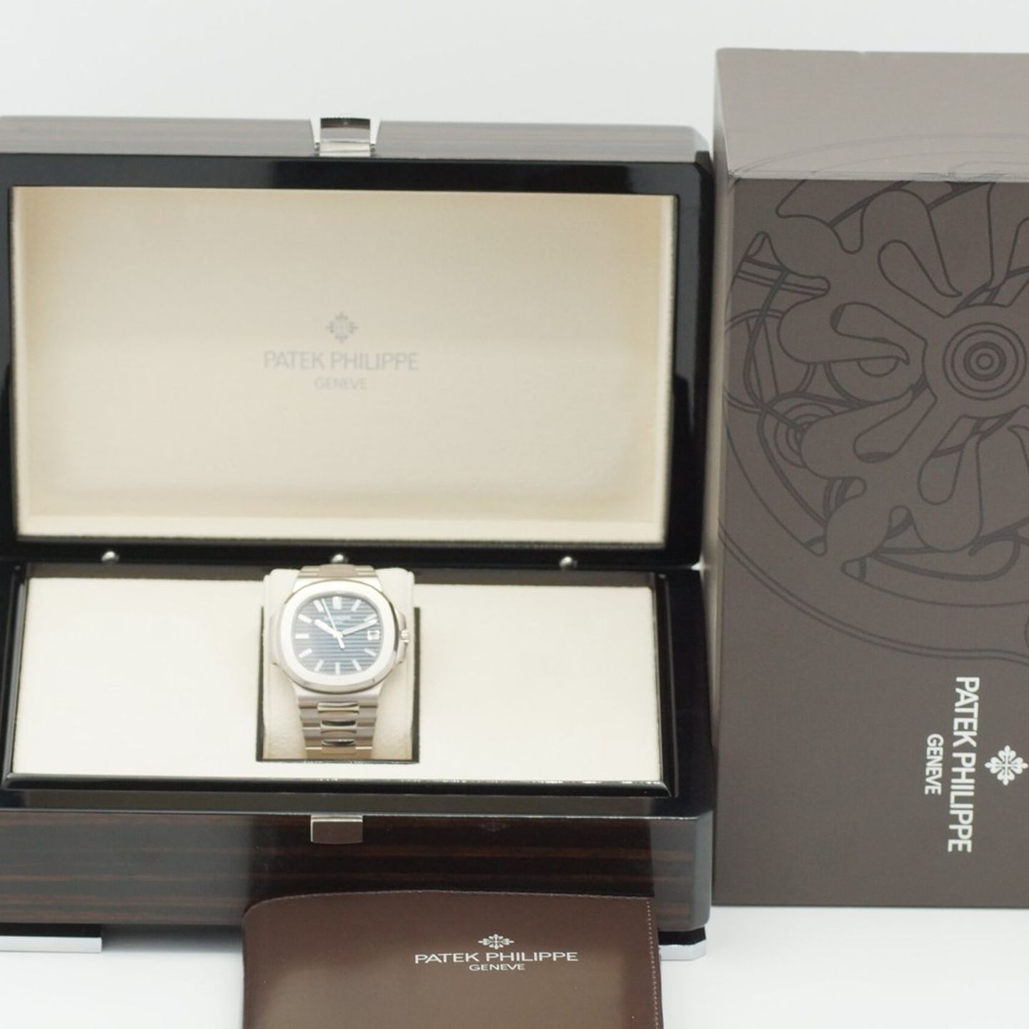 Patek Philippe Nautilus 5811 (2024) - Blue dial 41 mm White Gold case (3/8)