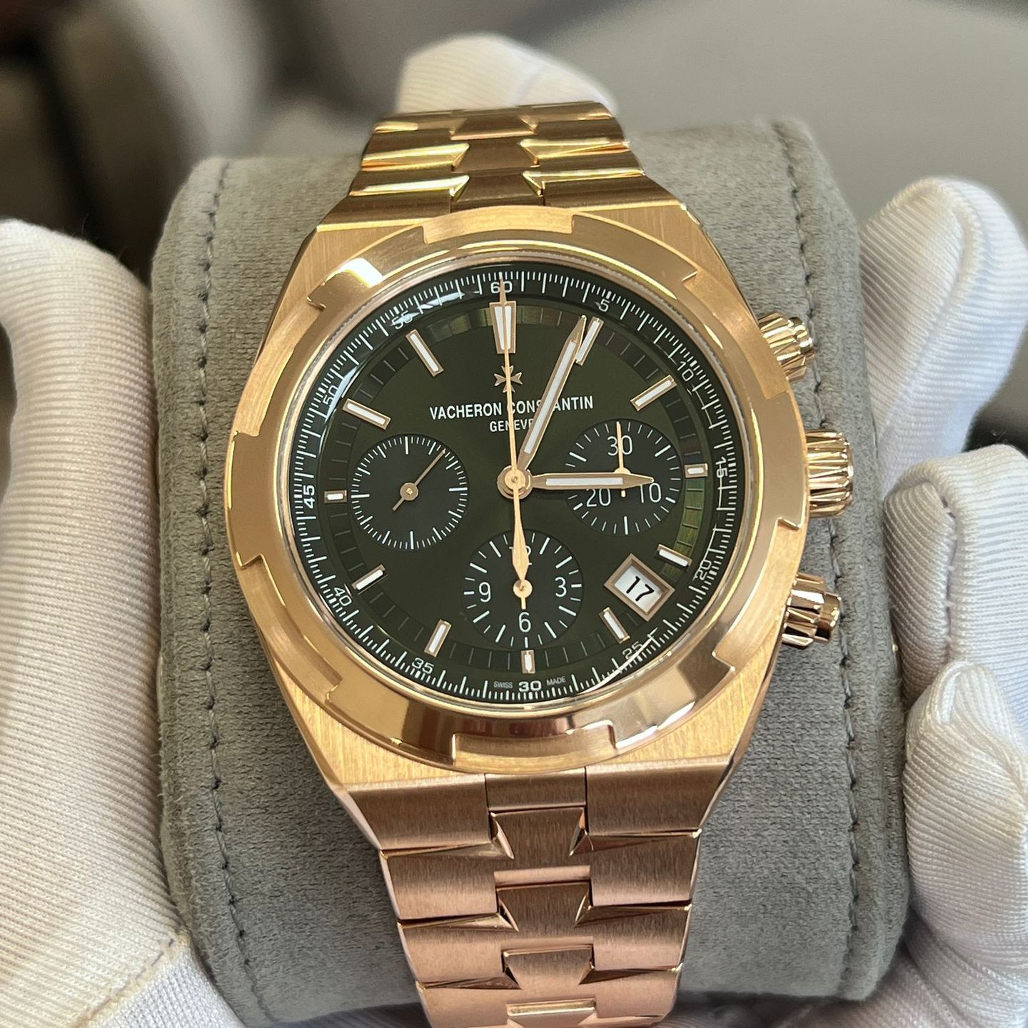 Vacheron Constantin Overseas 5520V/210R-B966 (2025) - Green dial 43 mm Rose Gold case (1/8)
