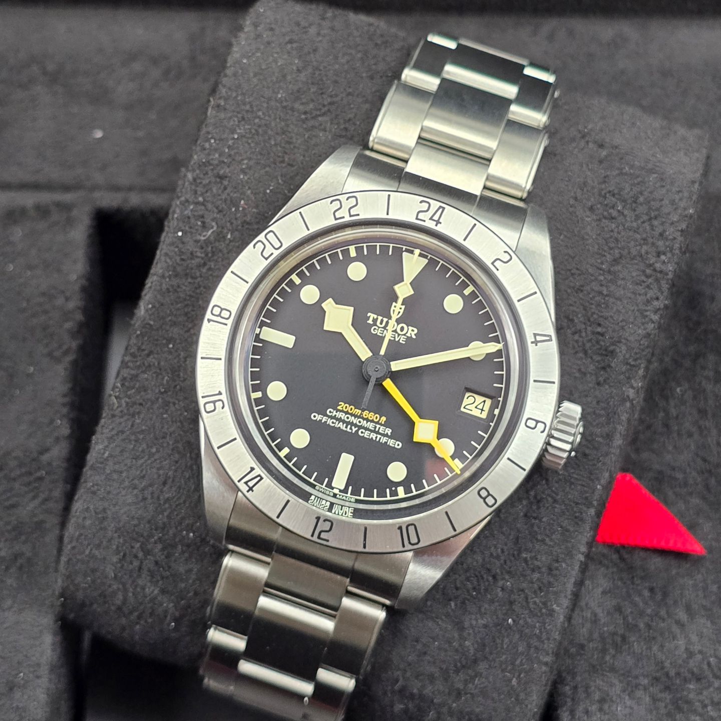 Tudor Black Bay 79470 (2026) - Black dial 39 mm Steel case (2/8)