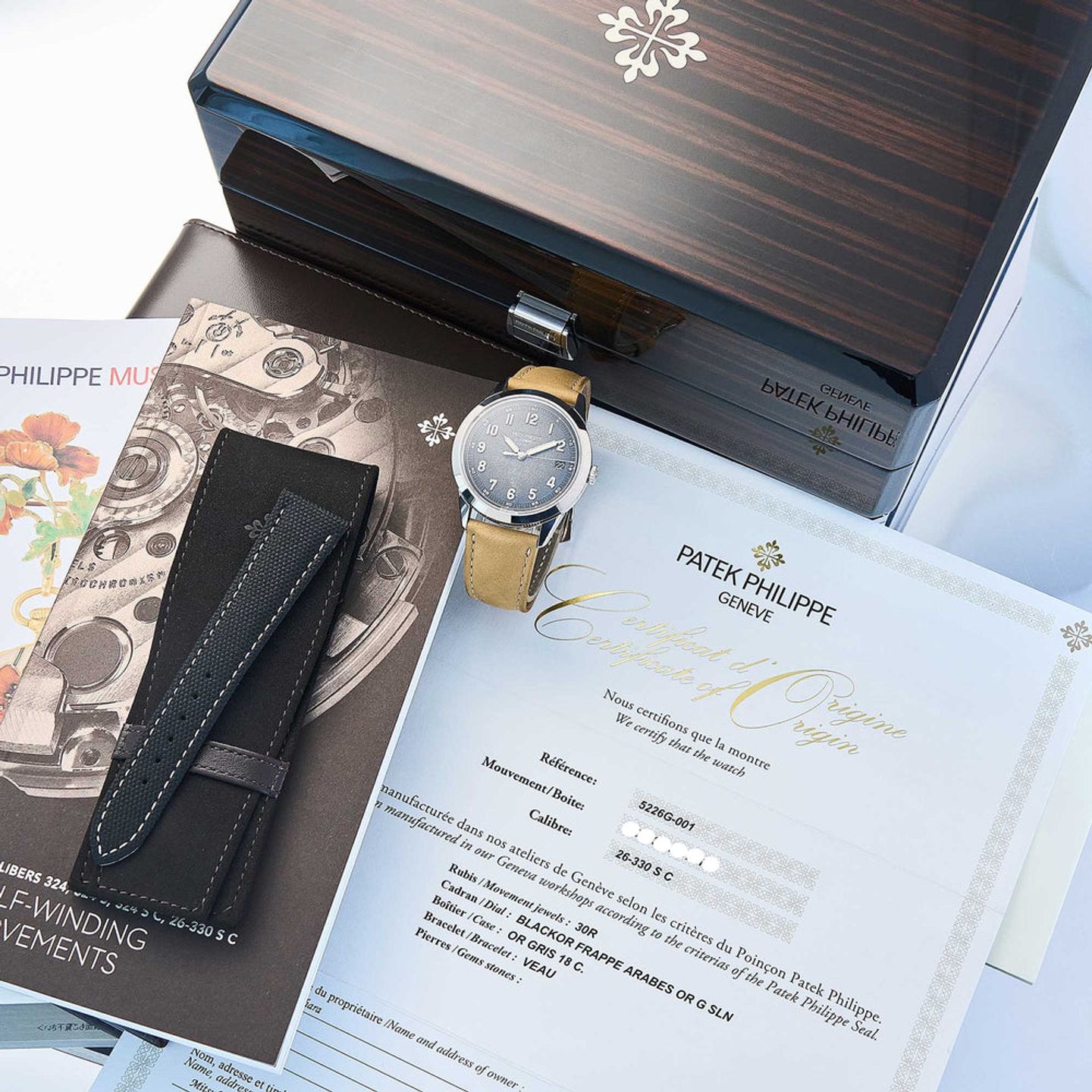 Patek Philippe Calatrava 5226G-001 - (7/7)