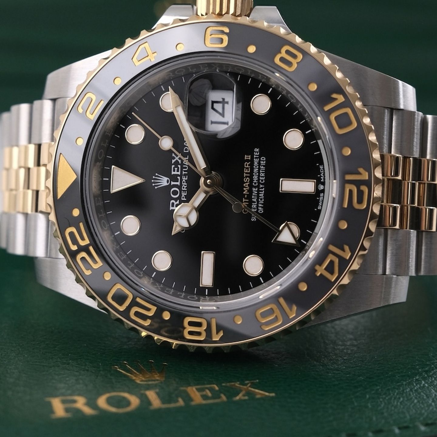 Rolex GMT-Master II 126713GRNR (2025) - Black dial 40 mm Gold/Steel case (4/8)