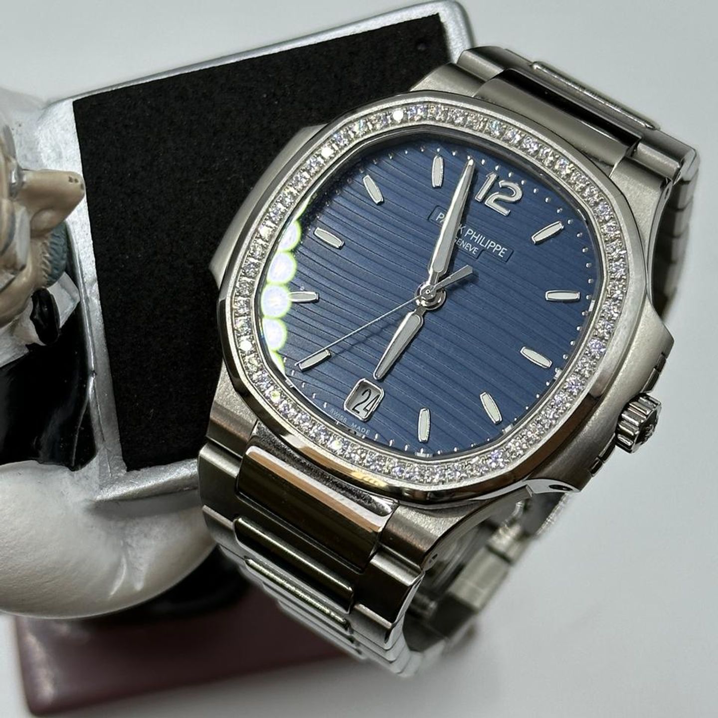 Patek Philippe Nautilus 7118/1200A-001 (2026) - Blue dial 35 mm Steel case (4/10)