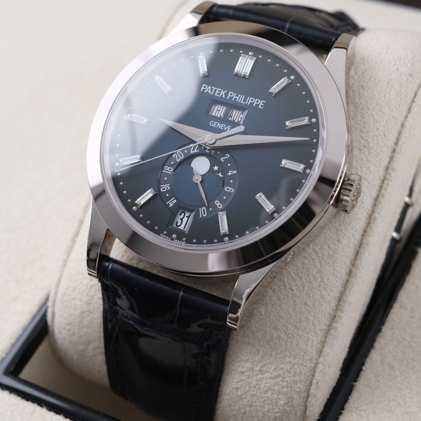 Patek Philippe Annual Calendar 5396G-017 (2025) - Blauw wijzerplaat 39mm Witgoud (5/8)