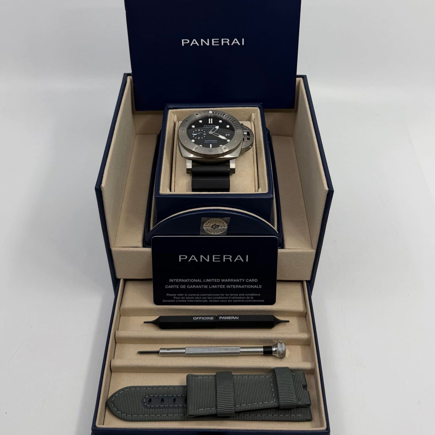 Panerai Submersible PAM01596 (2026) - Black dial 44 mm Steel case (3/8)
