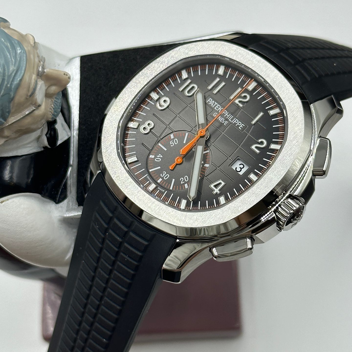 Patek Philippe Aquanaut 5968A-001 (2024) - Black dial 42 mm Steel case (1/8)