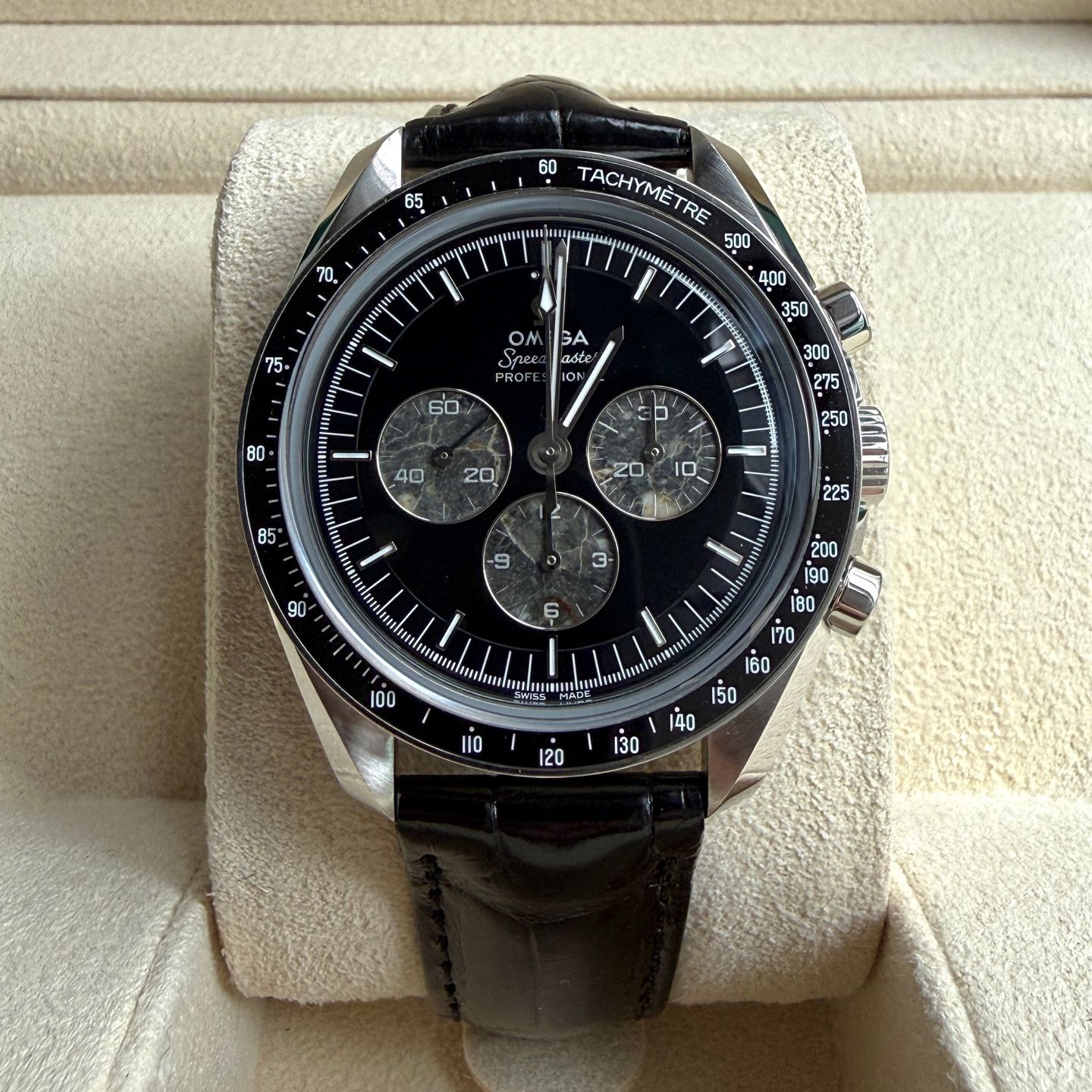 Omega Speedmaster Professional Moonwatch 311.93.42.30.99.001 (2023) - Black dial 42 mm Platinum case (2/14)