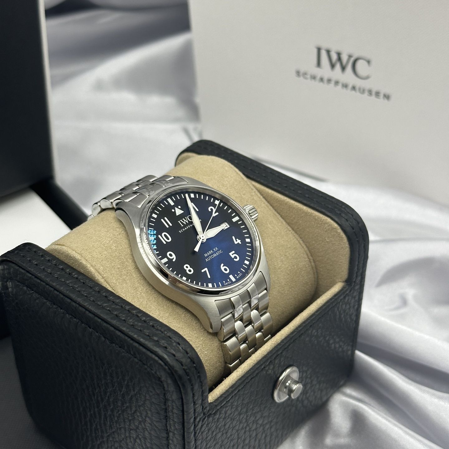 IWC Pilot Mark IW328202 (2024) - Zwart wijzerplaat 40mm Staal (2/8)