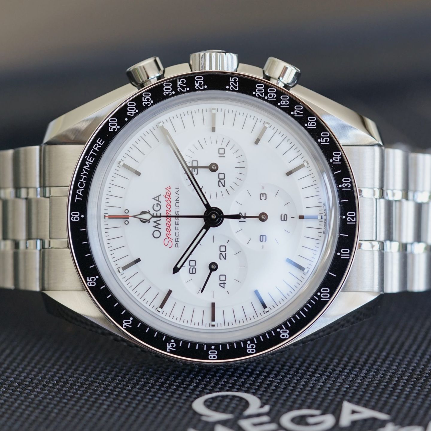 Omega Speedmaster Professional Moonwatch 310.30.42.50.04.001 (2025) - White dial 42 mm Steel case (1/4)