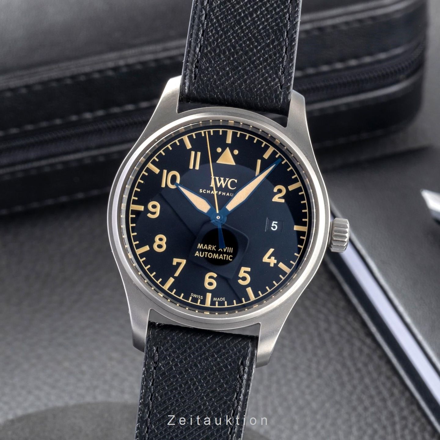 IWC Pilot Mark IW327006 (2019) - Zwart wijzerplaat 40mm Titanium (1/8)