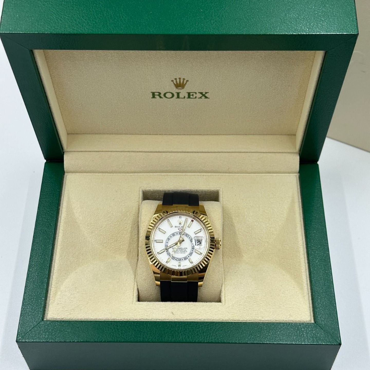 Rolex Sky-Dweller 326238 (2021) - White dial 42 mm Yellow Gold case (4/8)