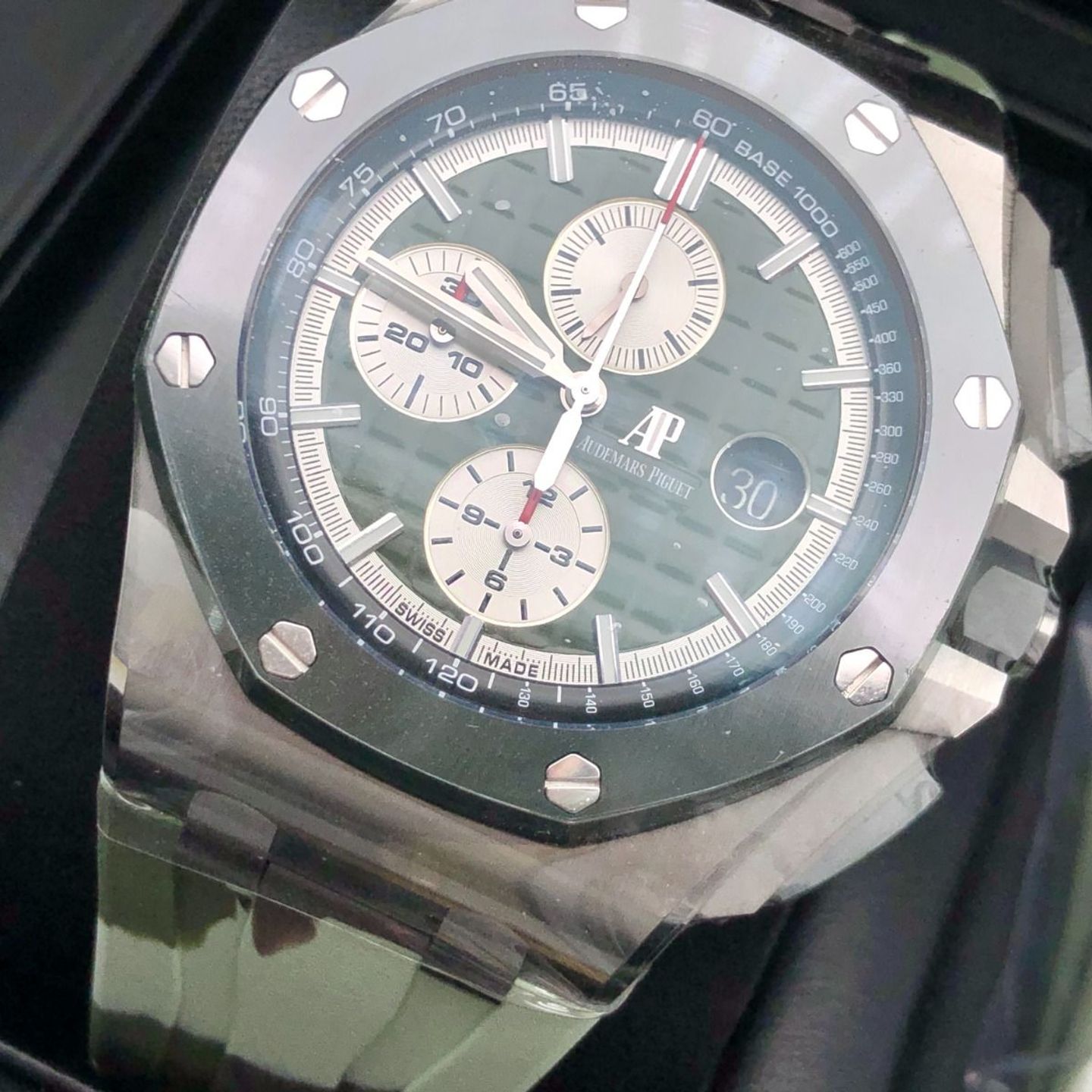 Audemars Piguet Royal Oak Offshore 26400SO.OO.A055CA.01 (2021) - Green dial 43 mm Steel case (2/8)