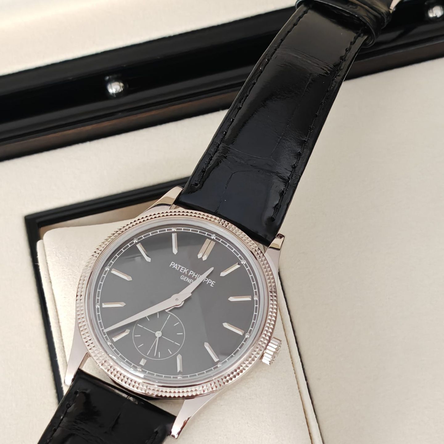 Patek Philippe Calatrava 6119G-001 (2025) - Grijs wijzerplaat 39mm Witgoud (6/8)