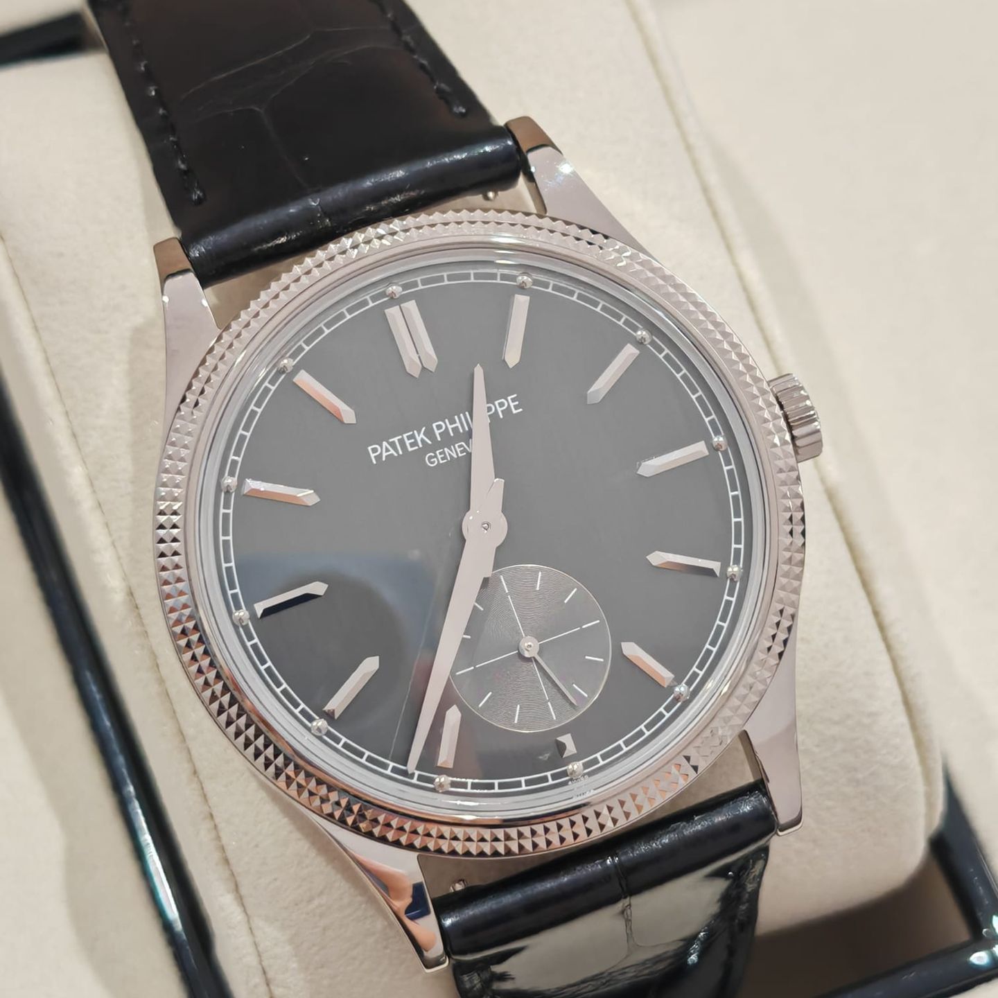 Patek Philippe Calatrava 6119G-001 (2025) - Grijs wijzerplaat 39mm Witgoud (7/8)