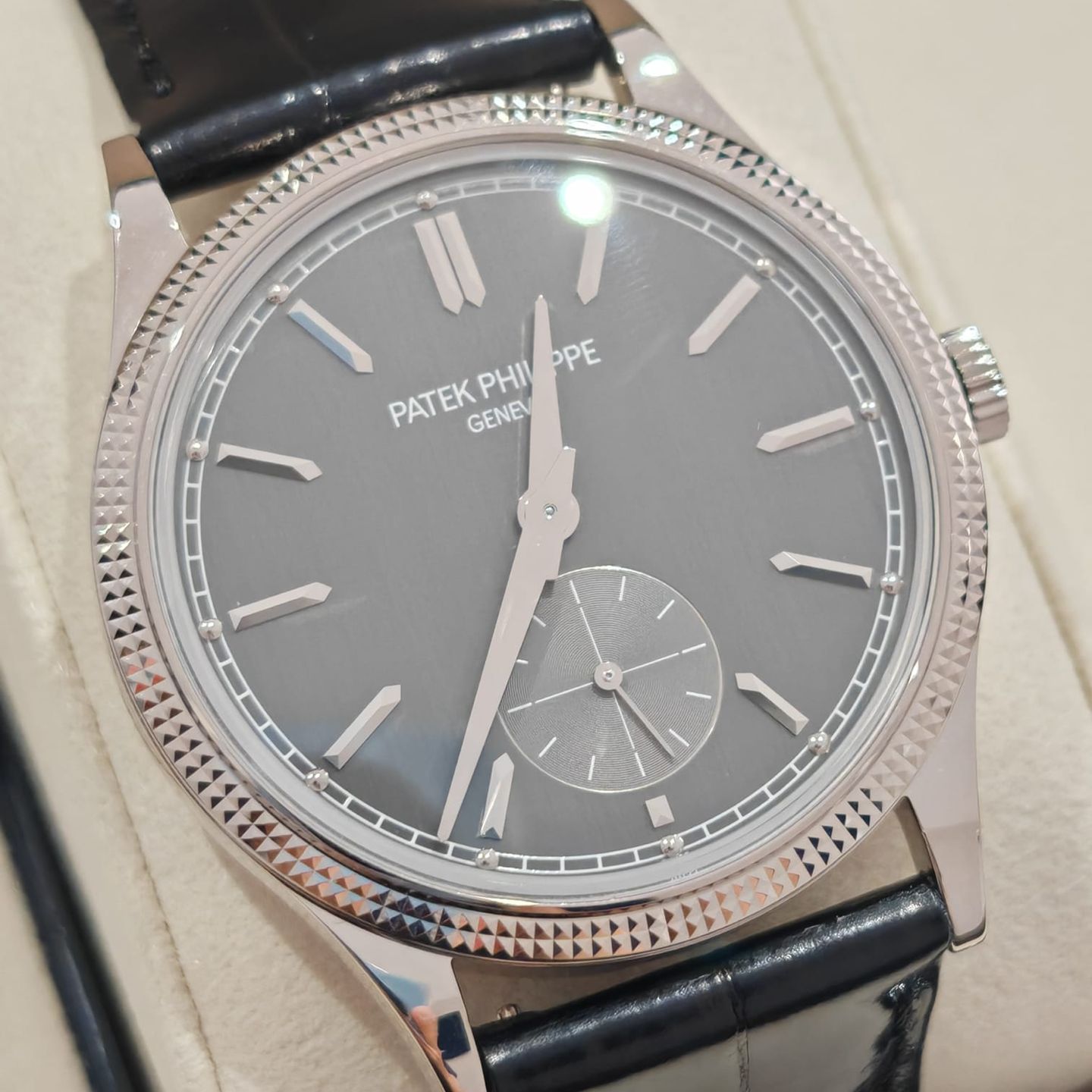 Patek Philippe Calatrava 6119G-001 (2025) - Grijs wijzerplaat 39mm Witgoud (3/8)