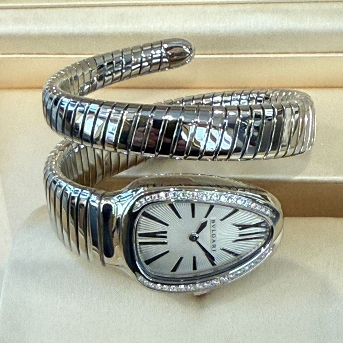 Bulgari Serpenti 101827 (2025) - Silver dial 35 mm Steel case (2/3)