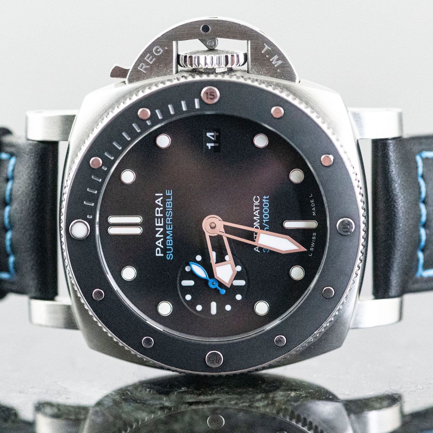 Panerai Luminor Submersible PAM00683 (2022) - Black dial 42 mm Steel case (2/8)
