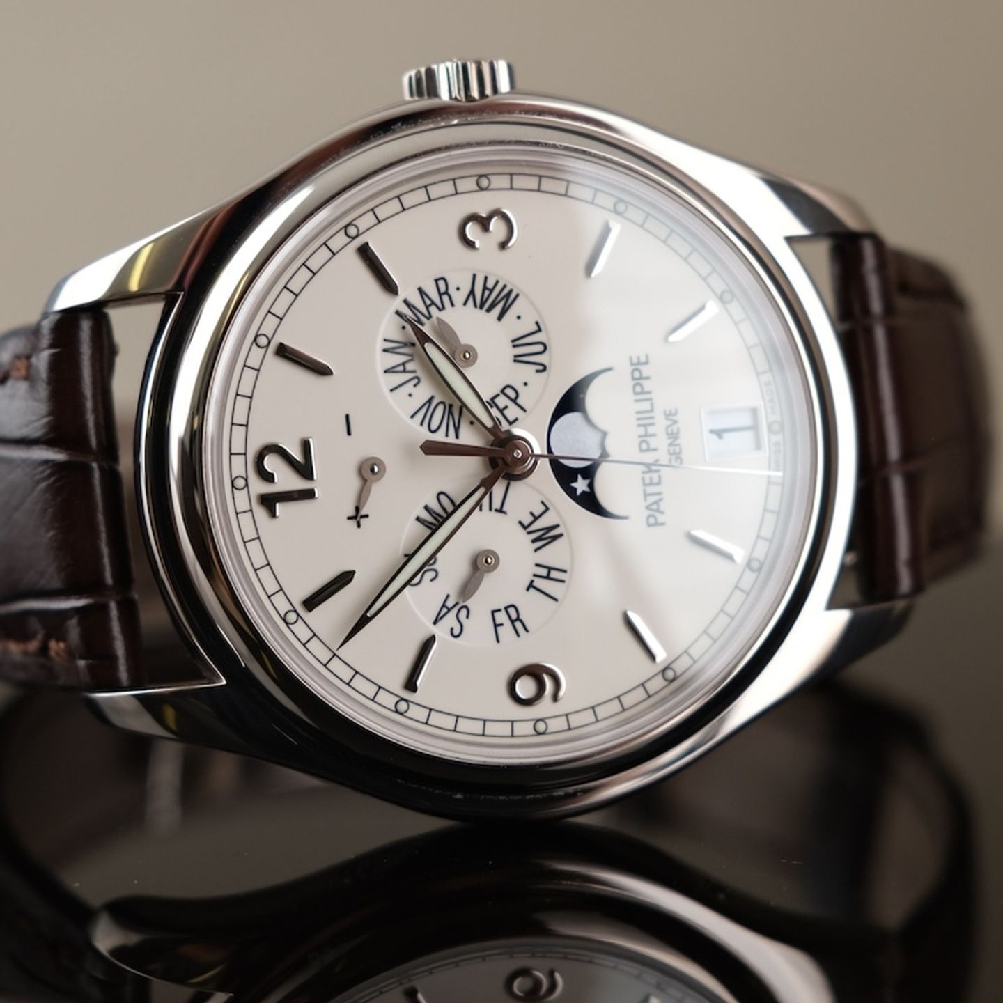 Patek Philippe Annual Calendar 5146G-001 (2010) - Beige dial 39 mm White Gold case (1/8)