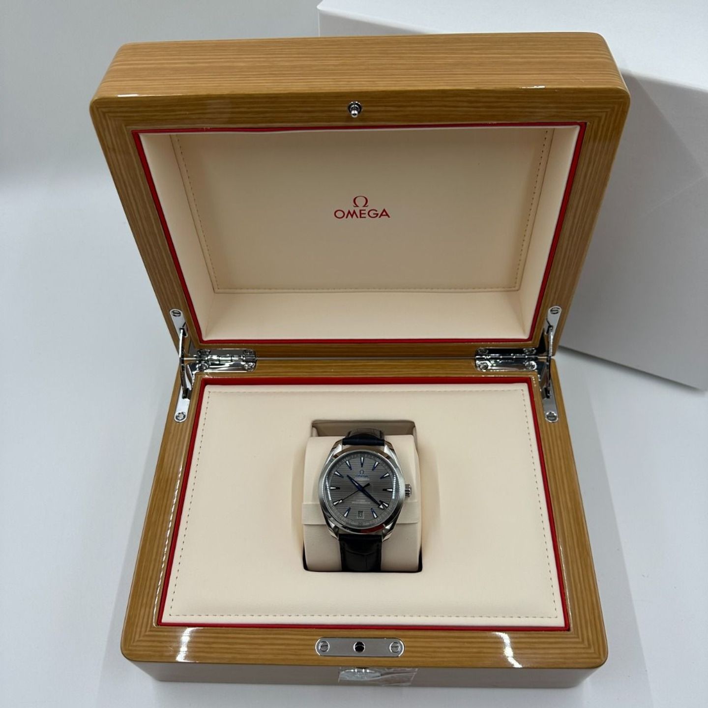 Omega Seamaster Aqua Terra 220.13.41.21.06.001 (2023) - Grey dial 41 mm Steel case (4/8)