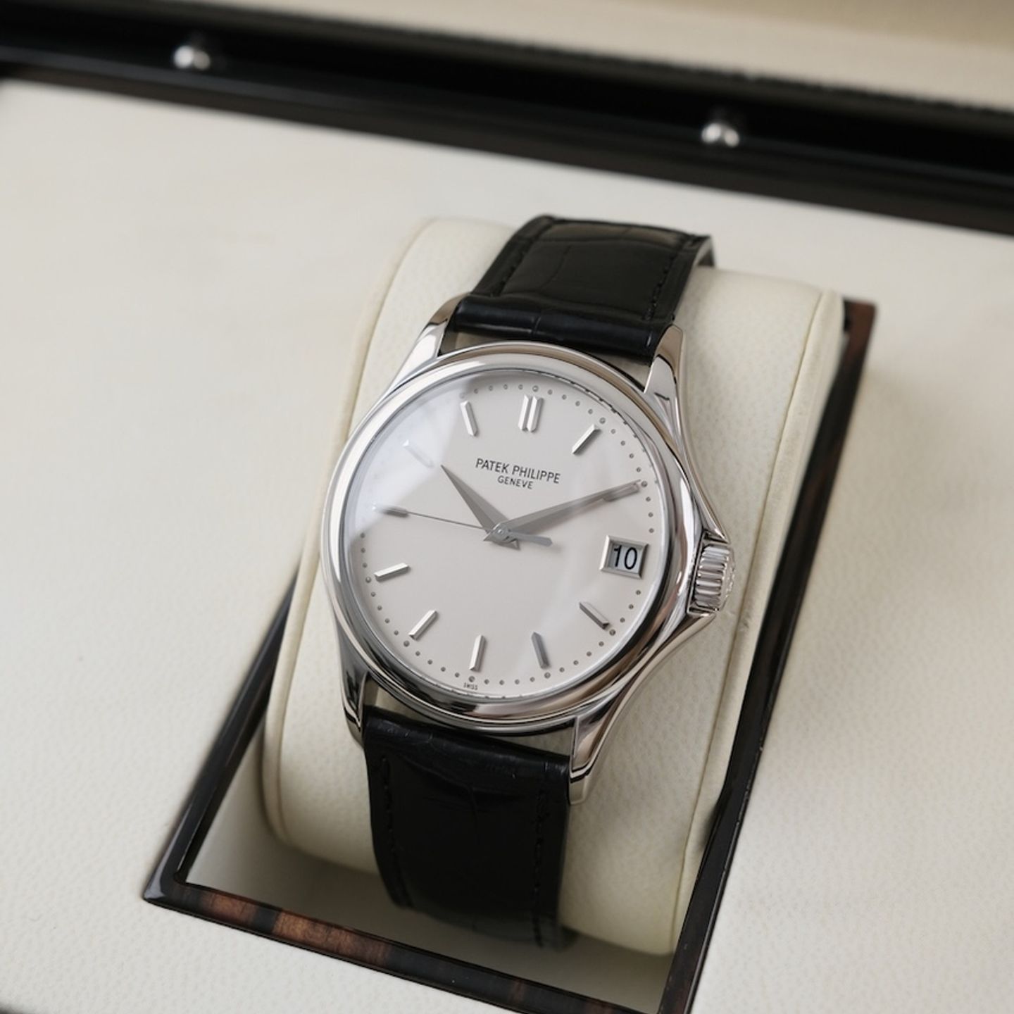 Patek Philippe Calatrava 5127G-001 (2015) - Silver dial 37 mm White Gold case (2/8)