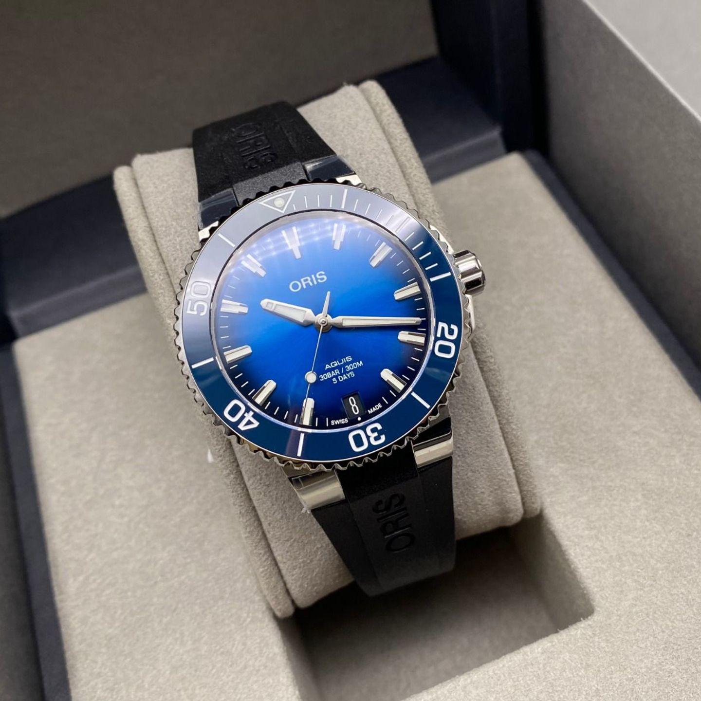 Oris Aquis Date 01 400 7769 4135-07 4 22 74FC (2023) - Blauw wijzerplaat 41mm Staal (4/8)