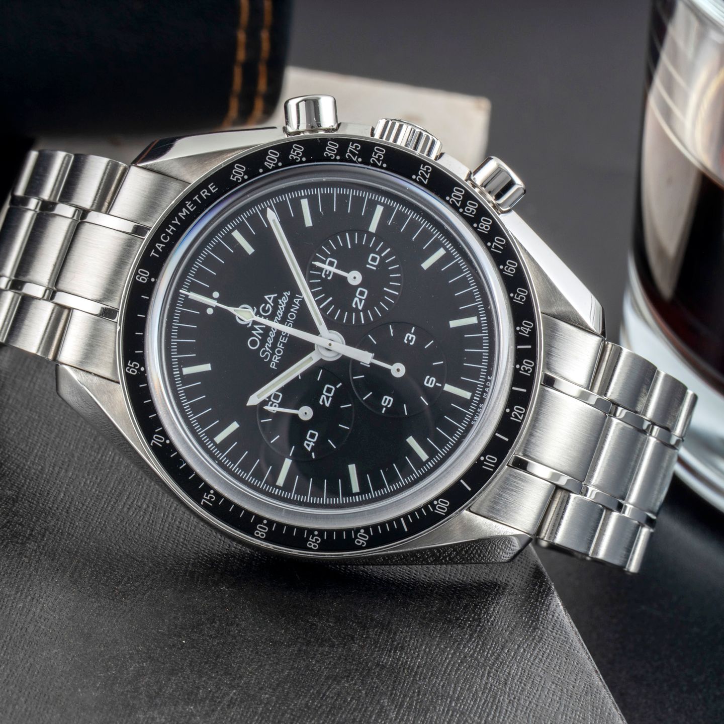 Omega Speedmaster Professional Moonwatch 311.30.42.30.01.006 (2018) - Black dial 42 mm Steel case (2/8)