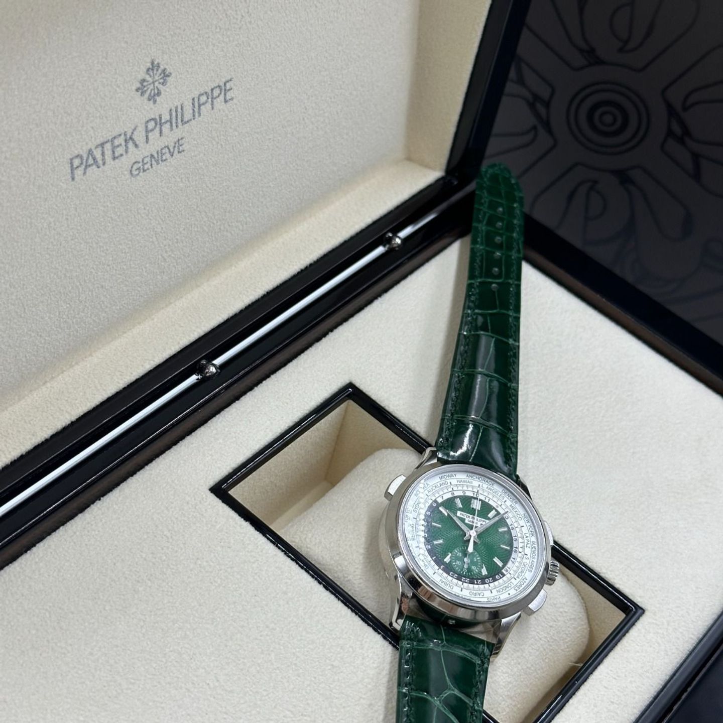 Patek Philippe World Time Chronograph 5930P-001 (2024) - Green dial 39 mm Platinum case (3/8)