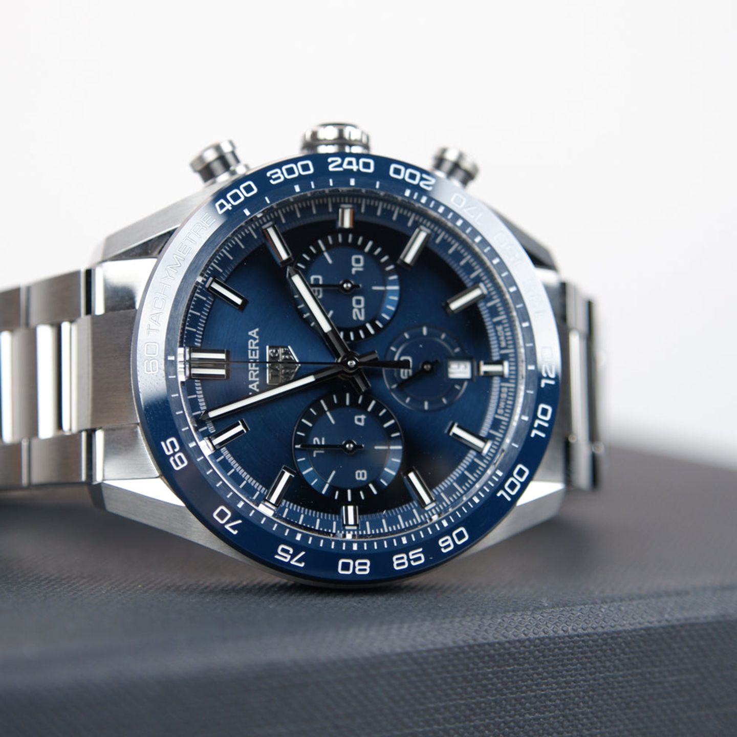 TAG Heuer Carrera CBN2A1A.BA0643 (2026) - Blauw wijzerplaat 44mm Staal (1/2)