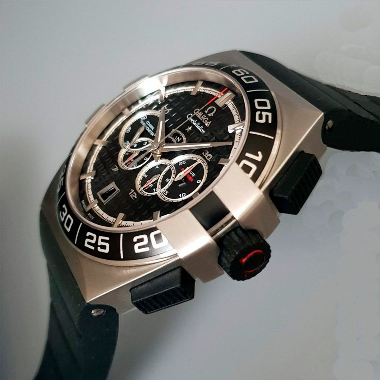 Omega Constellation Double Eagle 121.32.44.52.01.001 (2025) - Black dial 44 mm Steel case (3/8)