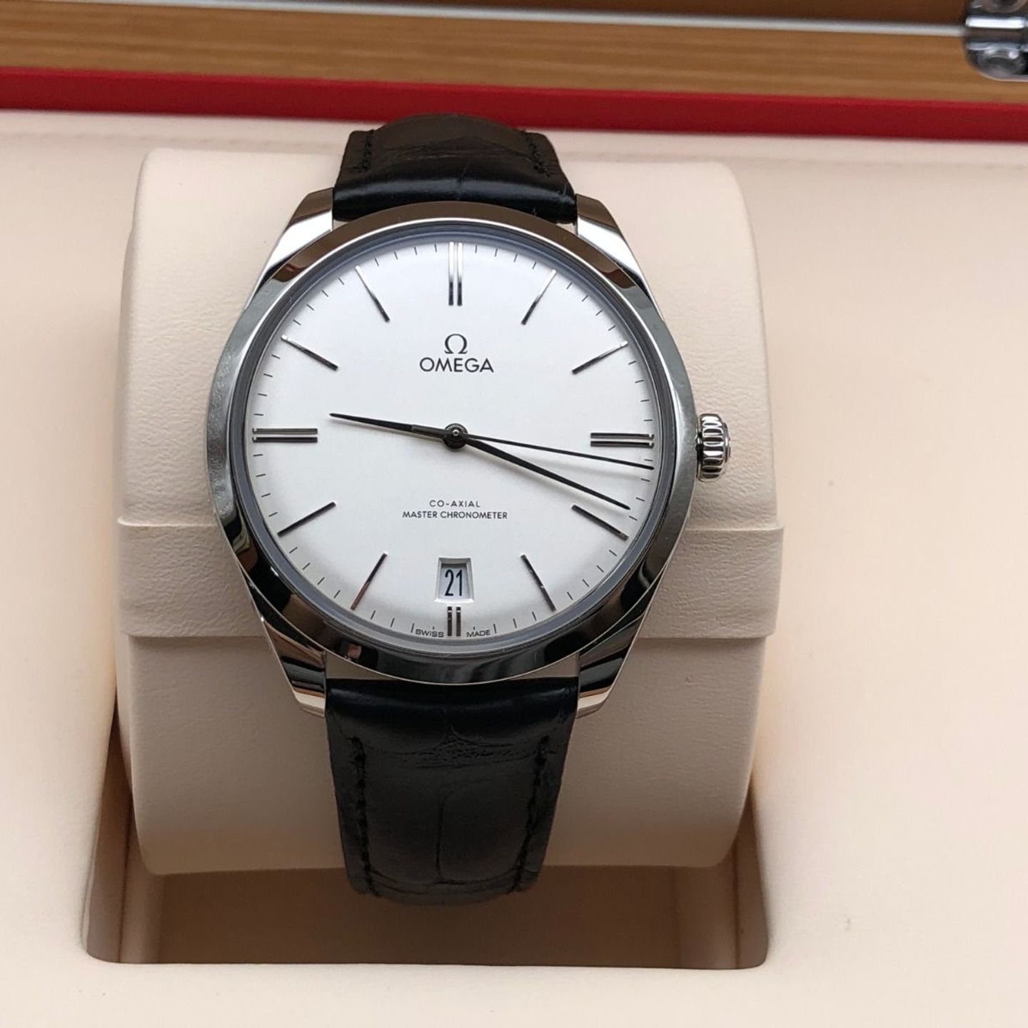 Omega De Ville Trésor 435.13.40.21.02.001 (2024) - Silver dial 40 mm Steel case (2/8)