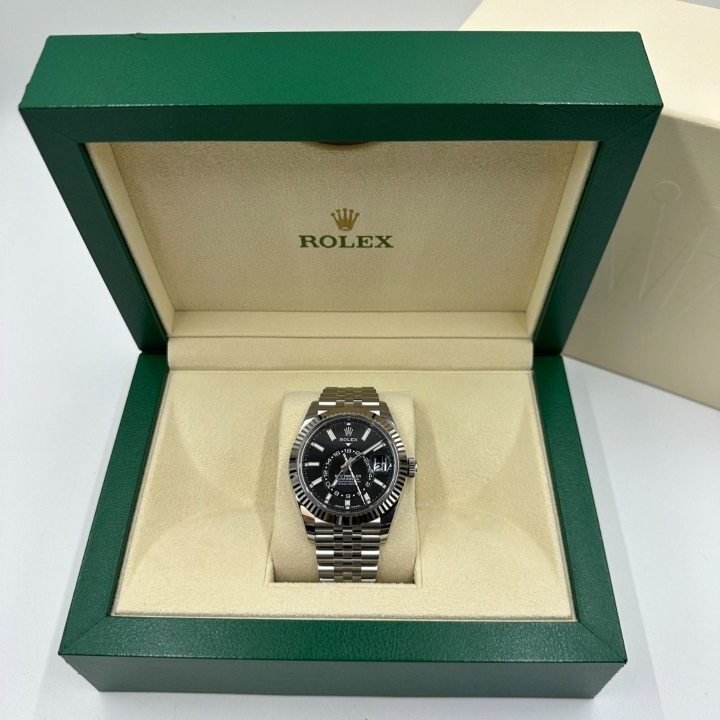 Rolex Sky-Dweller 336934 (2024) - Black dial 42 mm Gold/Steel case (4/8)