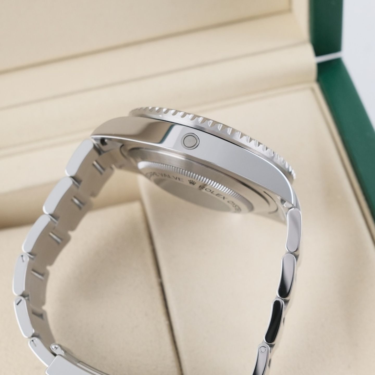 Rolex Sea-Dweller 126600 (2025) - Black dial 43 mm Steel case (7/8)