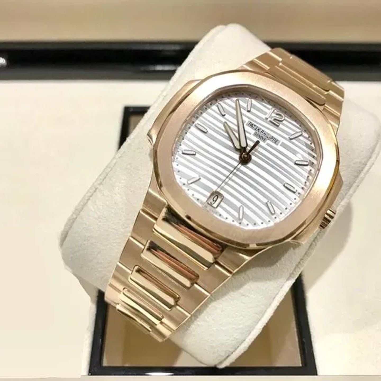 Patek Philippe Nautilus 7118/1A-011 (2023) - Grey dial 35 mm Steel case (2/5)