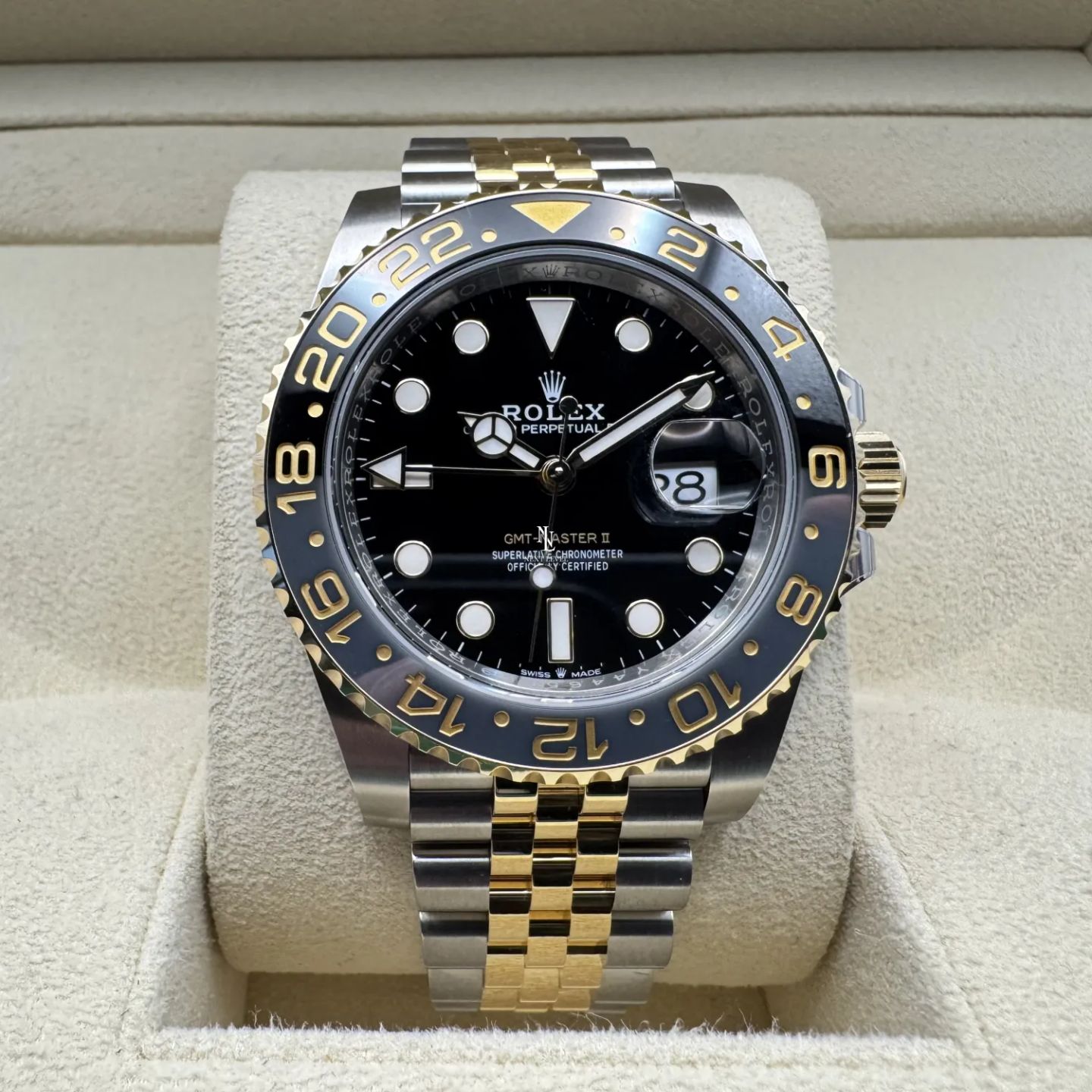 Rolex GMT-Master II 126713GRNR (2026) - 40mm Goud/Staal (2/8)