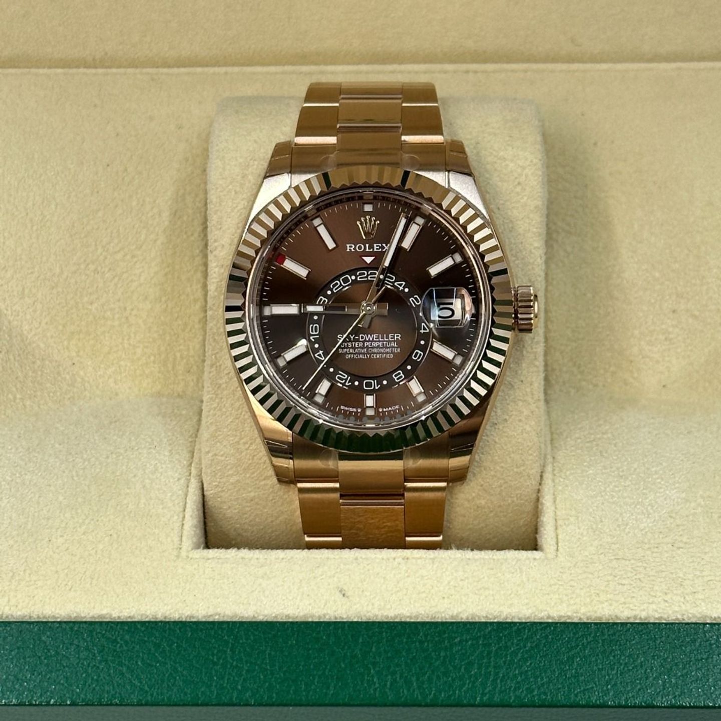 Rolex Sky-Dweller 336935 (2024) - Bruin wijzerplaat 42mm Roségoud (5/8)