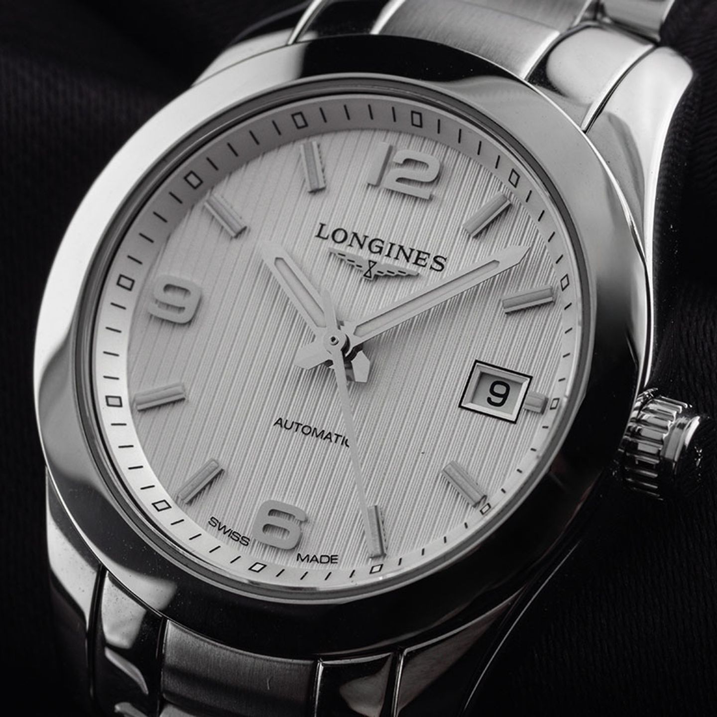 Longines Conquest Classic L2.285.4.76.6 (2025) - White dial 30 mm Steel case (3/7)