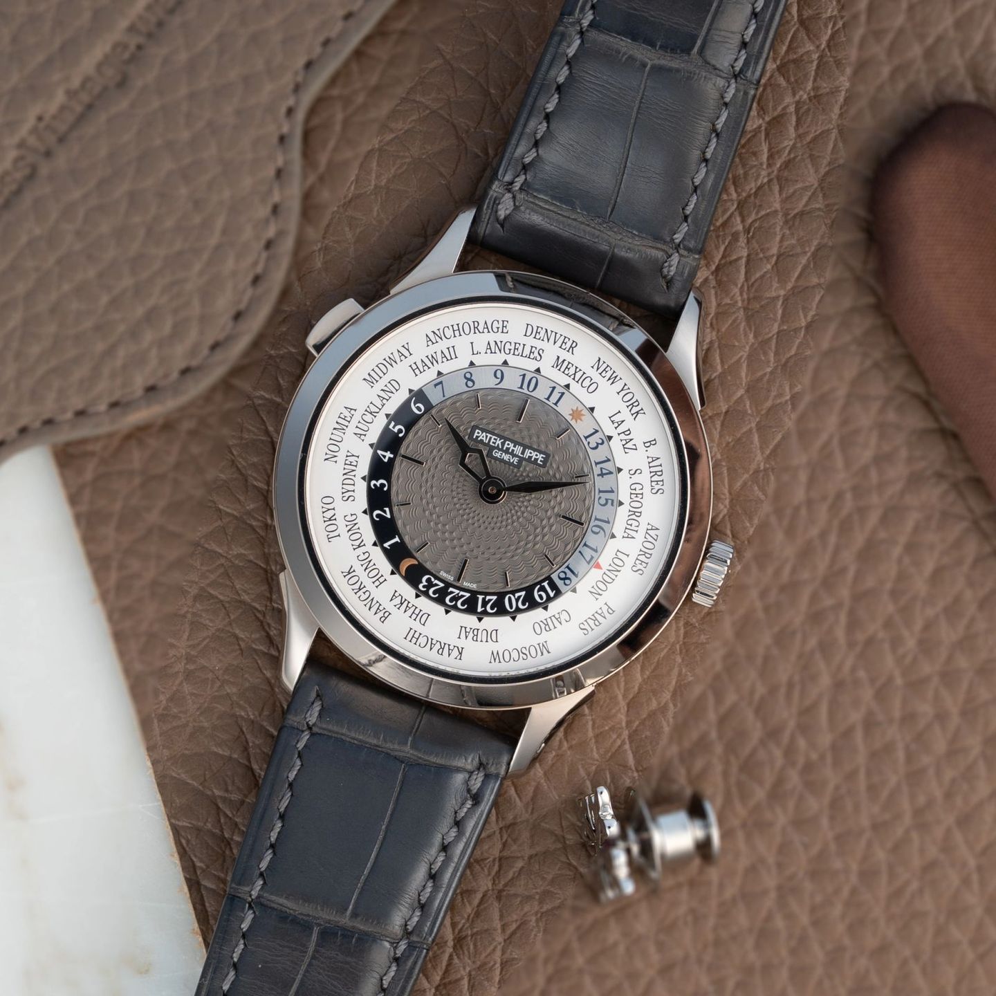 Patek Philippe World Time 5230G - (1/8)