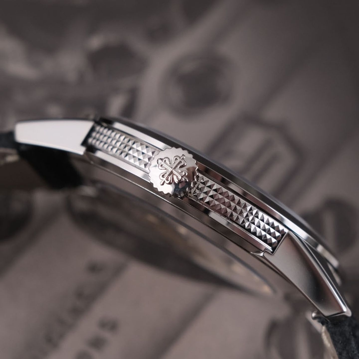 Patek Philippe Calatrava 5226G-001 (2024) - Grey dial 40 mm White Gold case (6/8)