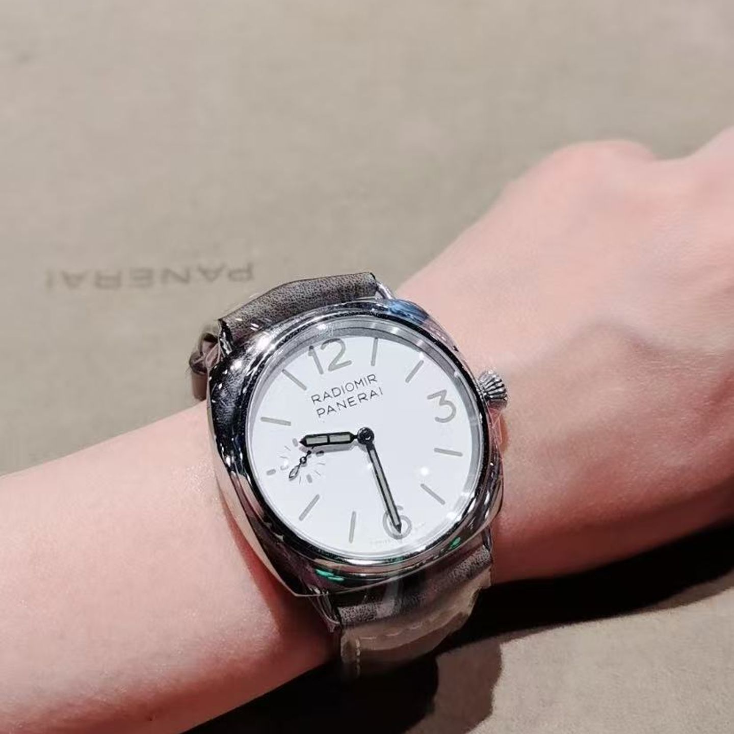 Panerai Radiomir 8 Days PAM01384 (2025) - Wit wijzerplaat 45mm Staal (1/6)