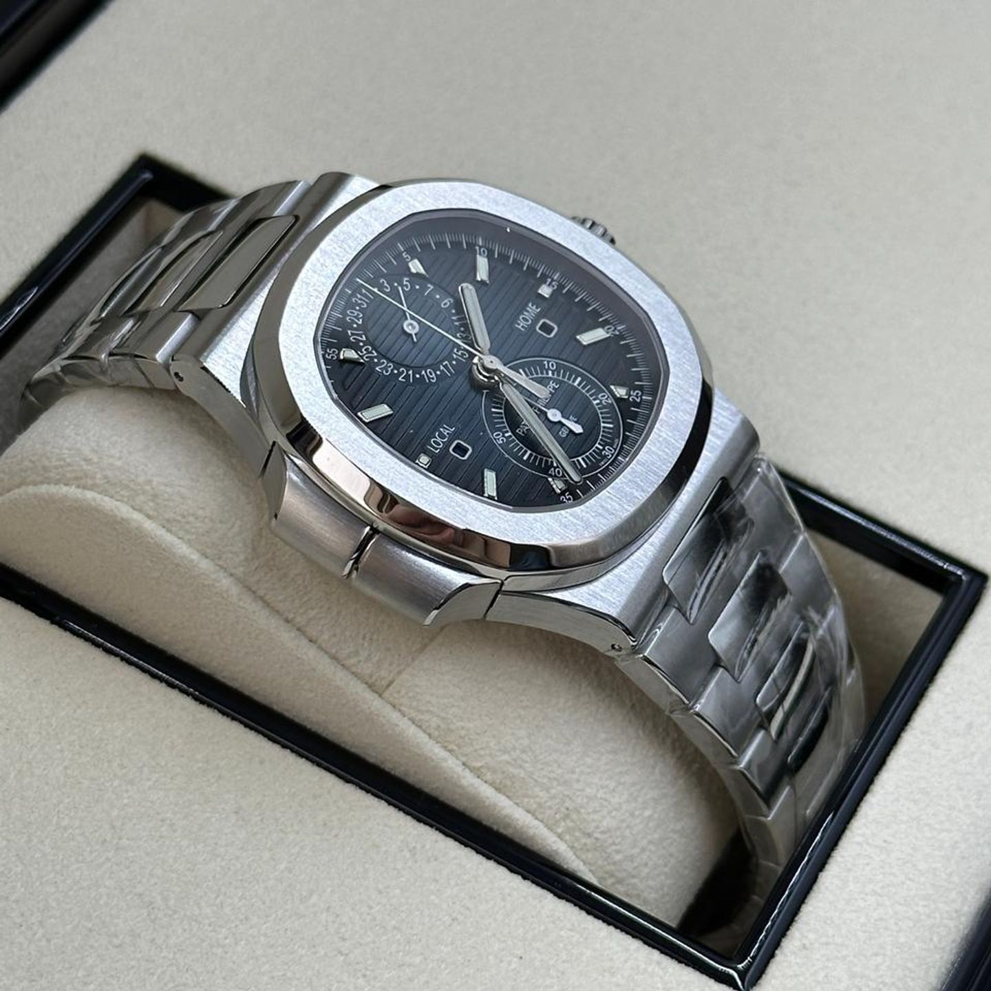 Patek Philippe Nautilus 5990/1A-011 - (6/10)