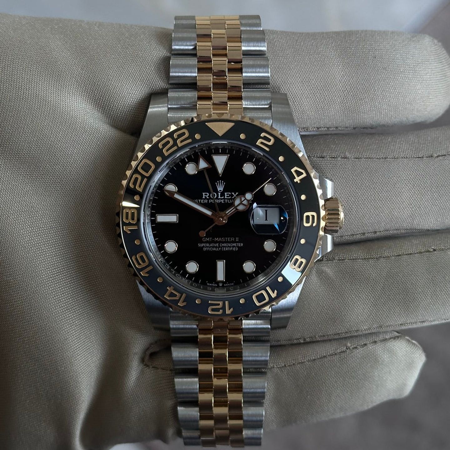 Rolex GMT-Master II 126713GRNR (2025) - Black dial 40 mm Gold/Steel case (1/2)