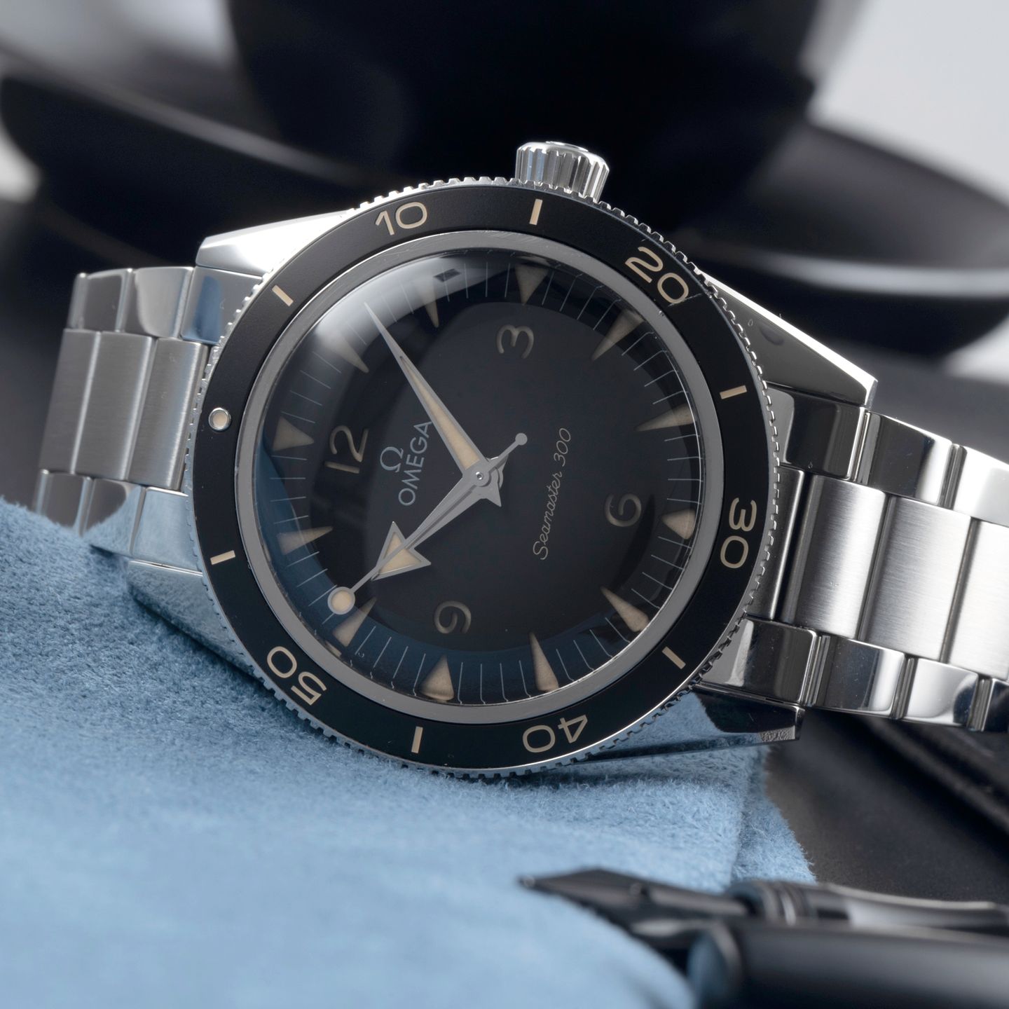 Omega Seamaster 300 234.30.41.21.01.001 - (2/8)