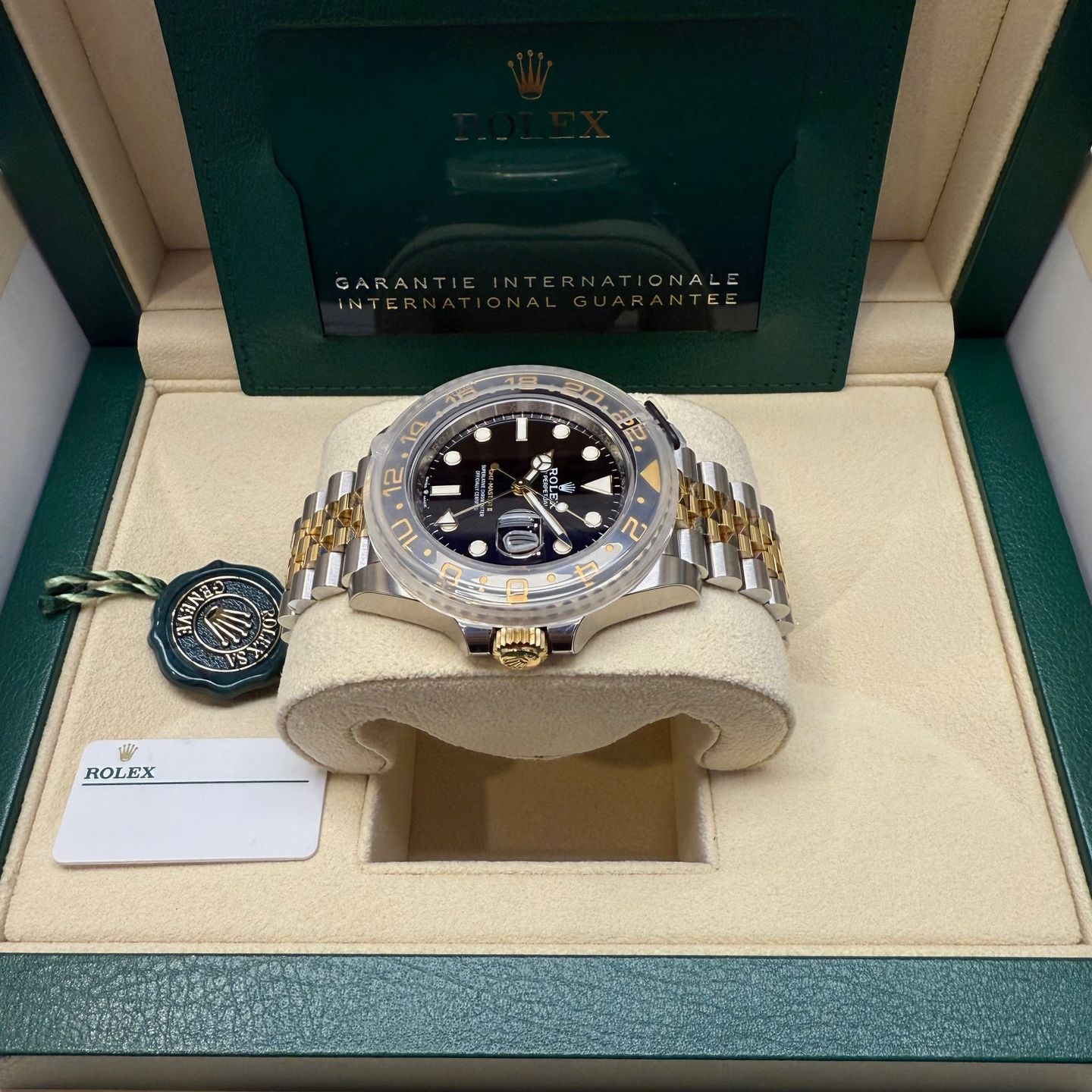 Rolex GMT-Master II 126713GRNR (2024) - Black dial 40 mm Gold/Steel case (3/6)