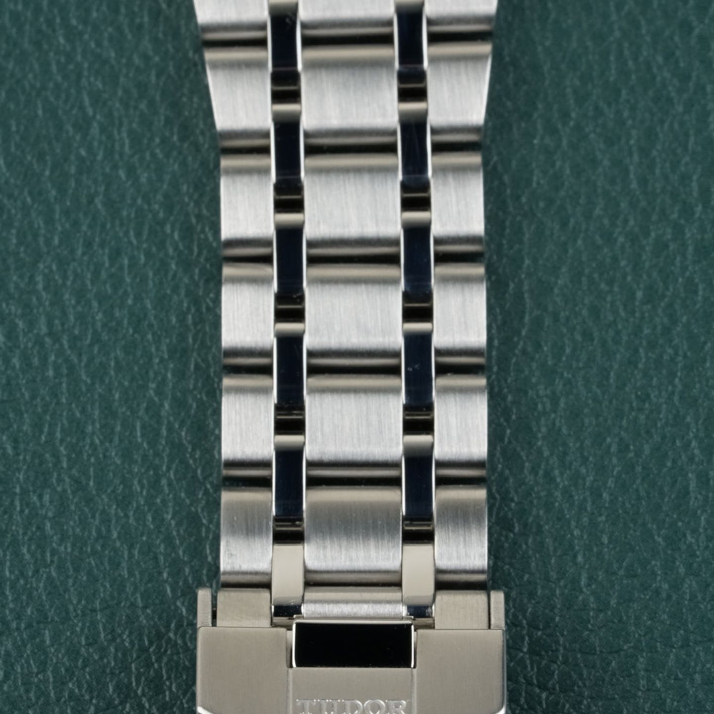 Tudor Royal 28500 (2022) - Blue dial 38 mm Steel case (6/8)